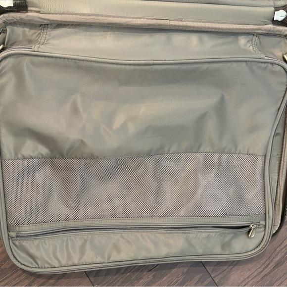 Briggs & Riley # U122SP-7 Baseline Essential 22" Carry-On Spinner Luggage Green - Picture 6 of 11